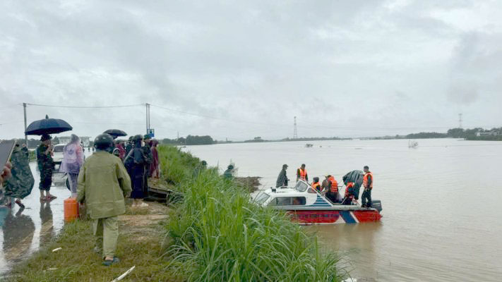 Thượng tá Nông Quốc Tuấn – Phó Tham mưu trưởng, Bộ CHQS tỉnh Phú Thọ và lãnh đạo huyện Phù Ninh kiểm tra công tác phòng chống lụt bão tại xã Bình Phú