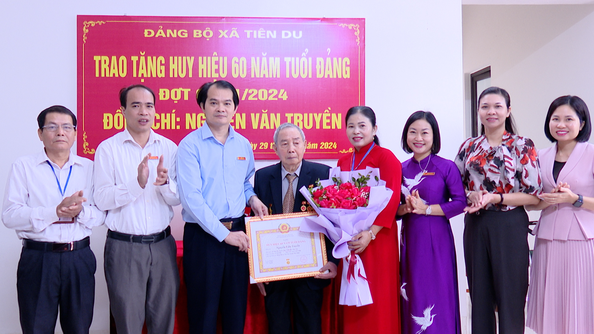 Trao huy hiệu đảng đợt 07/11/2024 tại đảng bộ xã Tiên Du