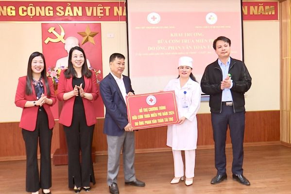 Hội Chữ Thập đỏ huyện Phù Ninh tiếp tục triển khai chương trình “Bữa cơm trưa miễn phí” năm 2024