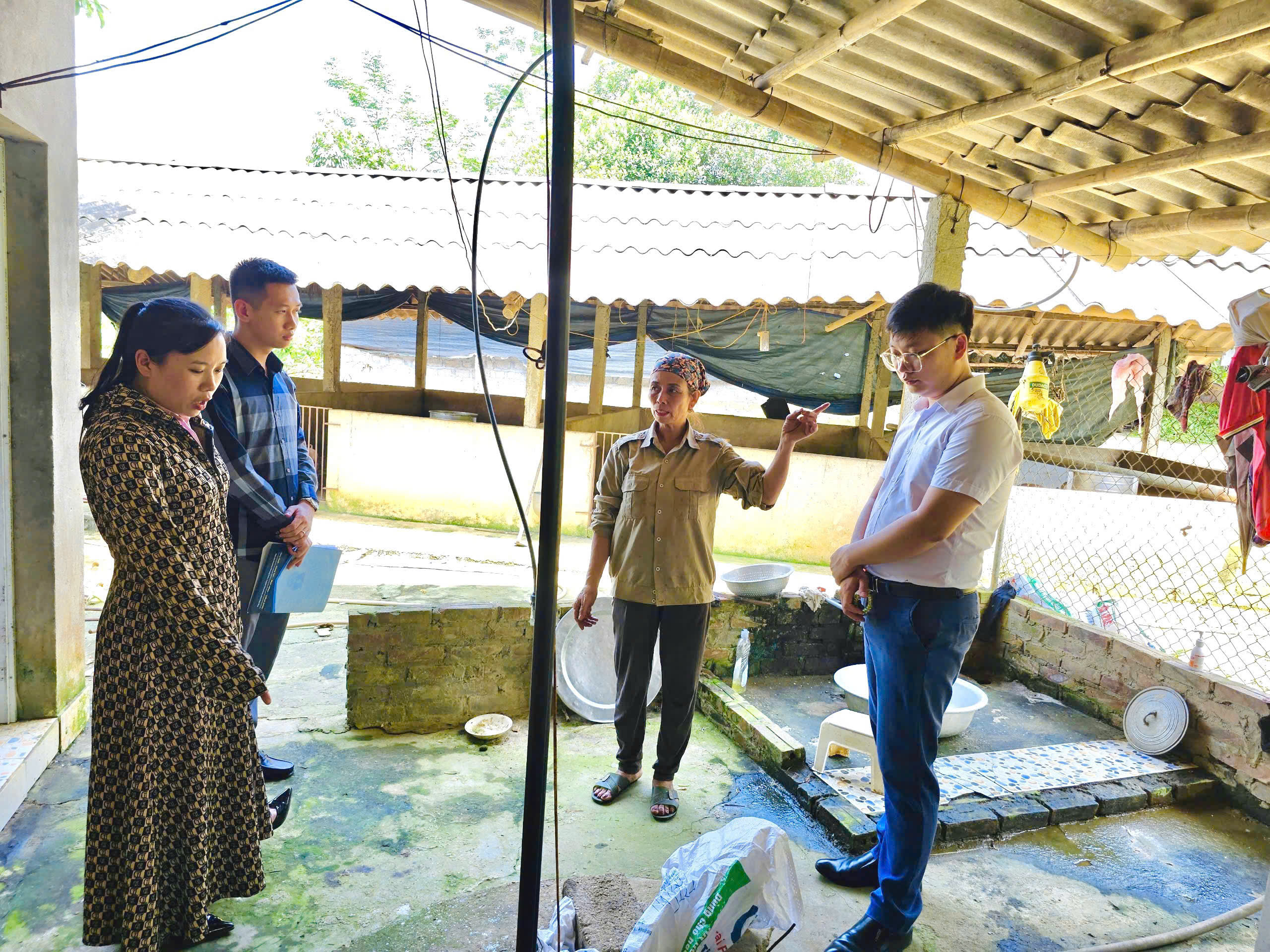 Thành viên ban đại diện Ngân hàng chính sách xã hội huyện kiểm tra kết quả quản lý, sử dụng nguồn vốn vay tín dụng chính sách xã hội tại xã Tiên Phú