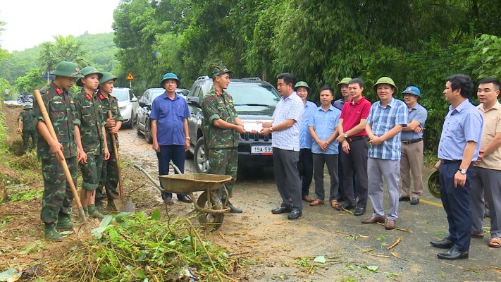 Các đồng chí lãnh đạo huyện Phù Ninh thăm, tặng quà cán bộ, chiến sỹ làm công tác dân vận tại xã Tiên Phú