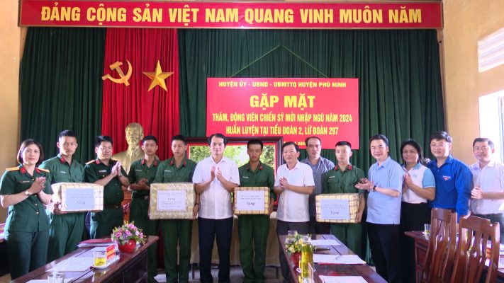 Lãnh đạo huyện Phù Ninh thăm, động viên và tặng quà Chiến sỹ mới nhập ngũ năm 2024