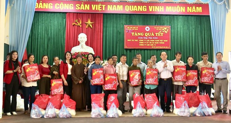 Hội Chữ Thập đỏ huyện phối hợp với các Nhà tài trợ trao quà Tết tại xã Tiên Phú