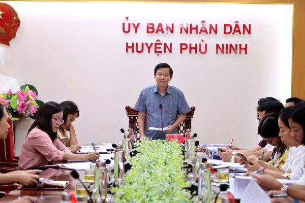 Hội nghị đồng chí Phó Chủ tịch UBND huyện chủ trì nghe các đơn vị báo cáo