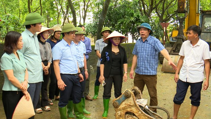 Đồng chí Bí thư Huyện uỷ Nguyễn Thị Tố Uyên kiểm tra và trực tiếp chỉ đạo công tác phòng chống bão lũ trên địa bàn