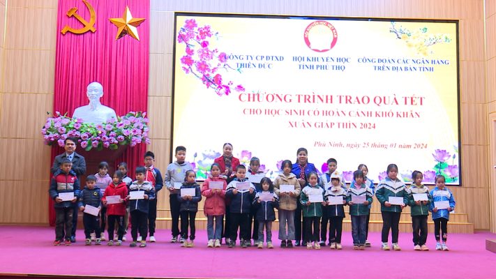 Huyện Phù Ninh tổ chức chương trình trao quà Tết xuân Giáp Thìn 2024