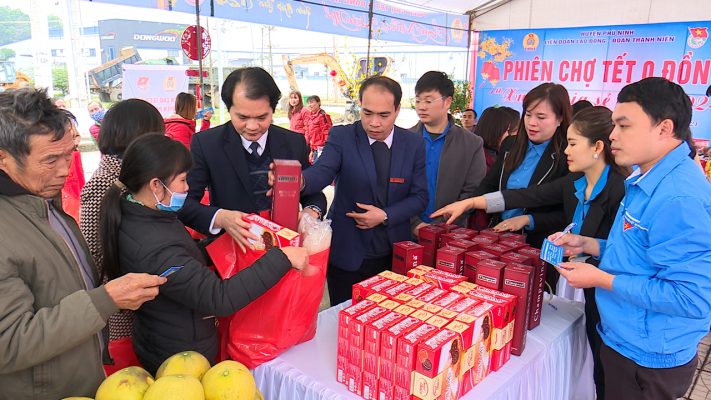 LĐLĐ, Đoàn Thanh niên huyện Phù Ninh tổ chức “Phiên chợ không đồng” “Xuân chia sẻ năm 2024” tại cụm Công nghiệp Phú Gia