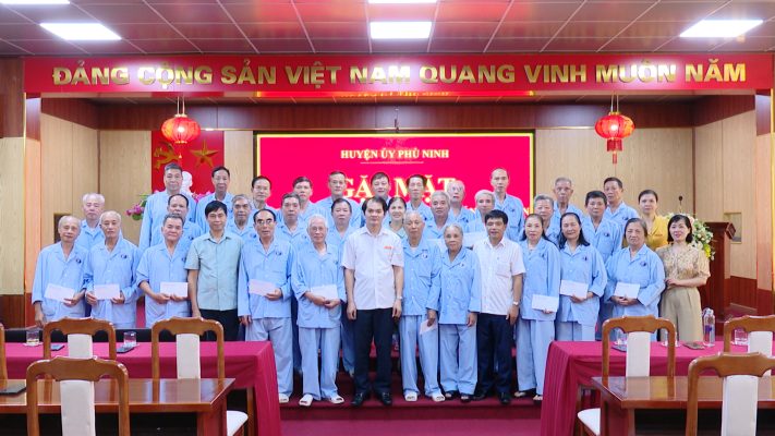 Lãnh đạo huyện Phù Ninh, tặng quà các đồng chí 40 năm tuổi đảng trở lên trên địa bàn huyện đi nghỉ dưỡng sức năm 2024