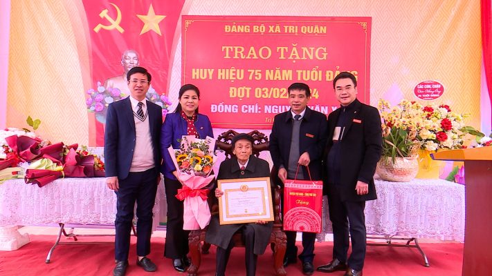 Trao huy hiệu 75 năm tuổi Đảng đợt 03/2/2024