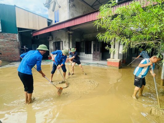 Phù Ninh: Đoàn viên thanh niên tham gia hỗ trợ nhân dân khắc phục hậu quả sau Cơn bão số 3