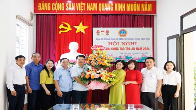 Lãnh đạo huyện Phù Ninh tặng hoa chúc mừng Toà án nhân dân huyện nhân dịp Kỷ niệm 79 năm Ngày thành lập ngành Tòa án nhân dân (13/9/1945-13/9/2024)