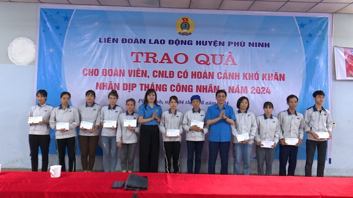 LĐLĐ huyện Phù Ninh trao 295 suất quà hỗ trợ cho Đoàn viên Công đoàn có hoàn cảnh khó khăn