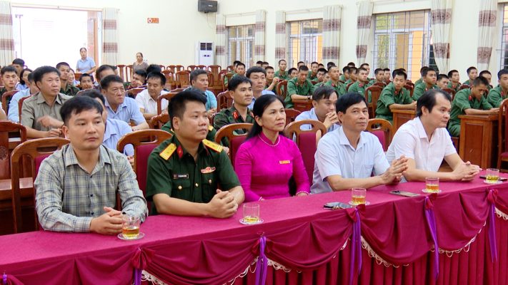 Đồng chí Phó Bí thư Thường trực Huyện ủy Phù Ninh thăm, tặng quà cán bộ, chiến sỹ hoàn thành công tác dân vận đợt I năm 2024